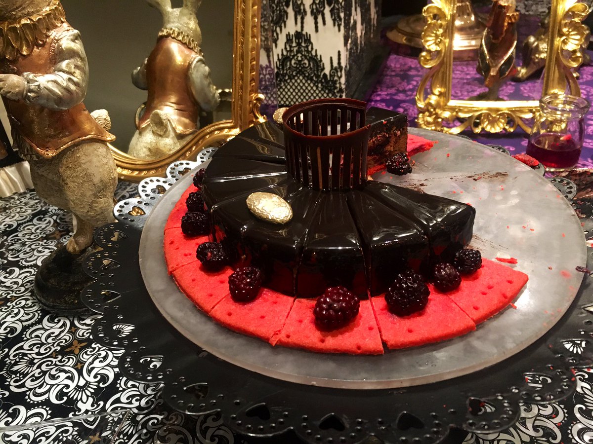 fpnamekochan's tweet photo. ヒルトン新宿で開催中のアリスinローズラビリンス🌹と名付けられたデザートビュッフェ🍰🍮に行ってきました✨✨一面アリスの世界観に溢れている中数々の美味しいケーキやチョコレートファウンテンやらに囲まれて幸せでした♫一ヶ月分くらいのスイーツを頂いたかも😅パスタ🍝やドリアも美味でした✨ https://t.co/vecd0qAEpY