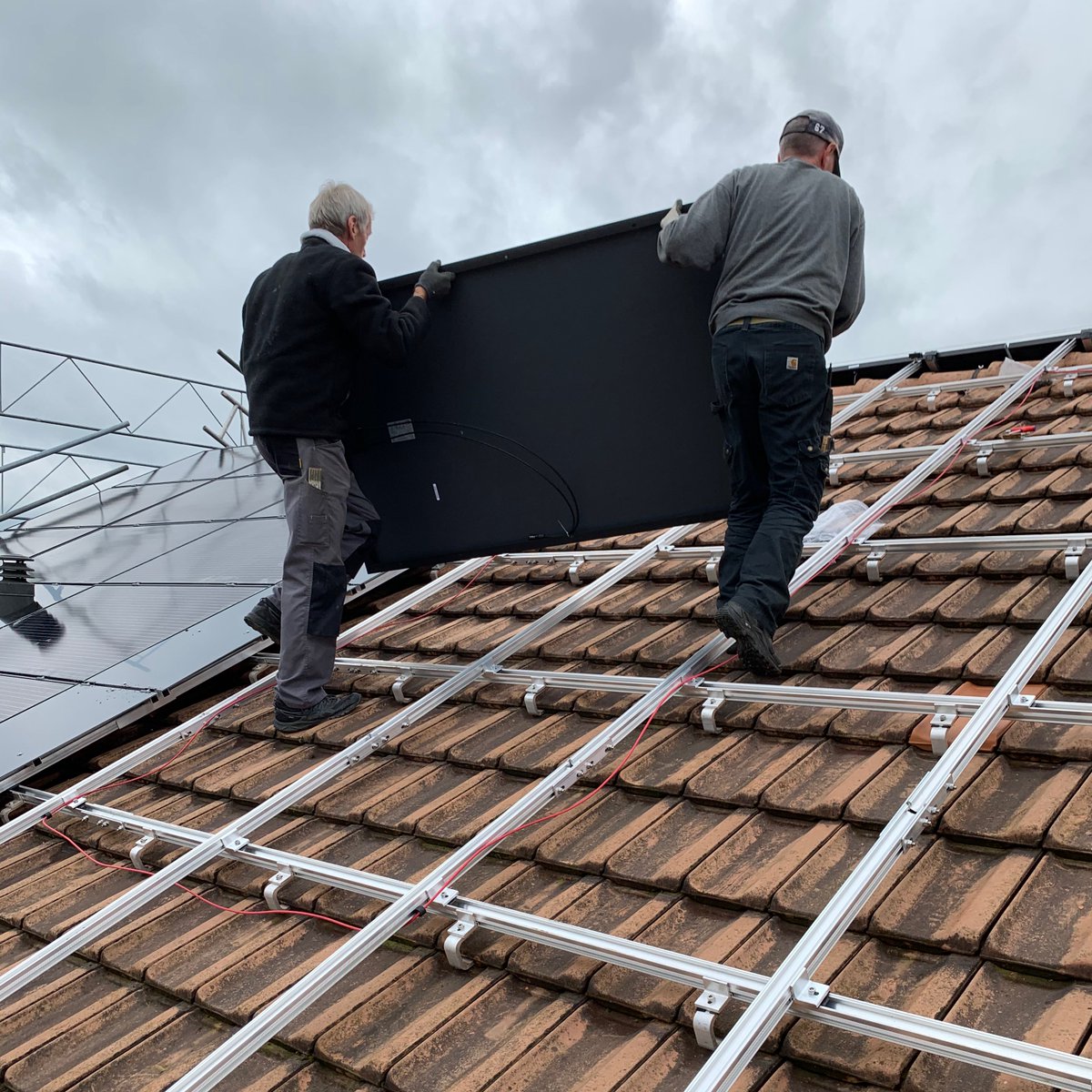 Das Wetter ist auf der Seite der #selbstbaugruppe! Die #energiewendegenossenschaft baut an der #energiewende im #selbstbau. #energiewendejetzt #e_wende_ch #photovoltaik #pva #solarenergie #sonnenstrom #aufdach #ostwest #jinko #kostal #plenticore