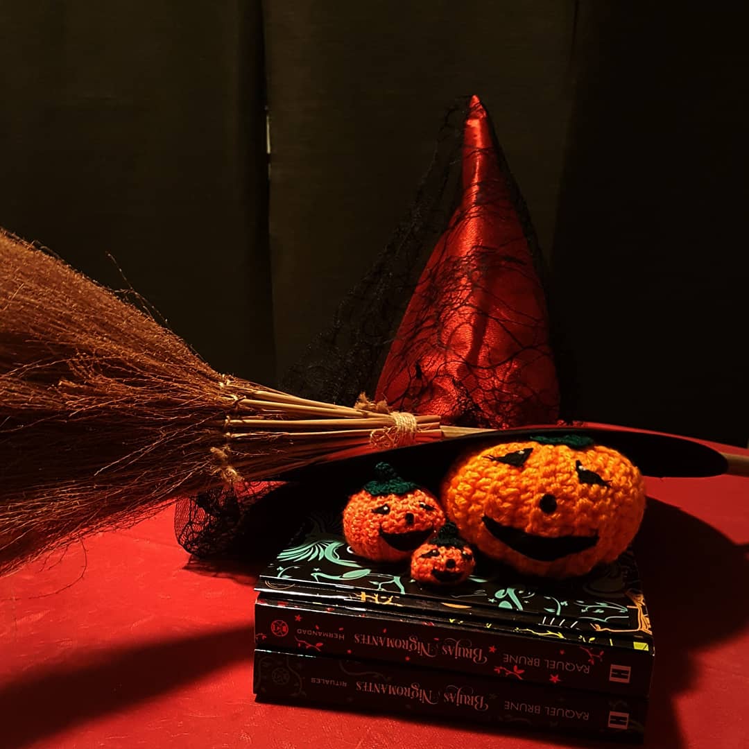ilustrandomundo's tweet photo. 3° escenario de la recomendación del libro 'Rituales - Raquel Brune'. Es el segundo libro de Brujas y Nigromantes. Espero que os gusten los escenarios. @EdHidra @raquelbookish @FANSR #halloween2019 #fantasíaurbana #juvenil https://t.co/OlEsWnet3B https://t.co/WP0kntmYHN https://t.co/zyClQUWPxI