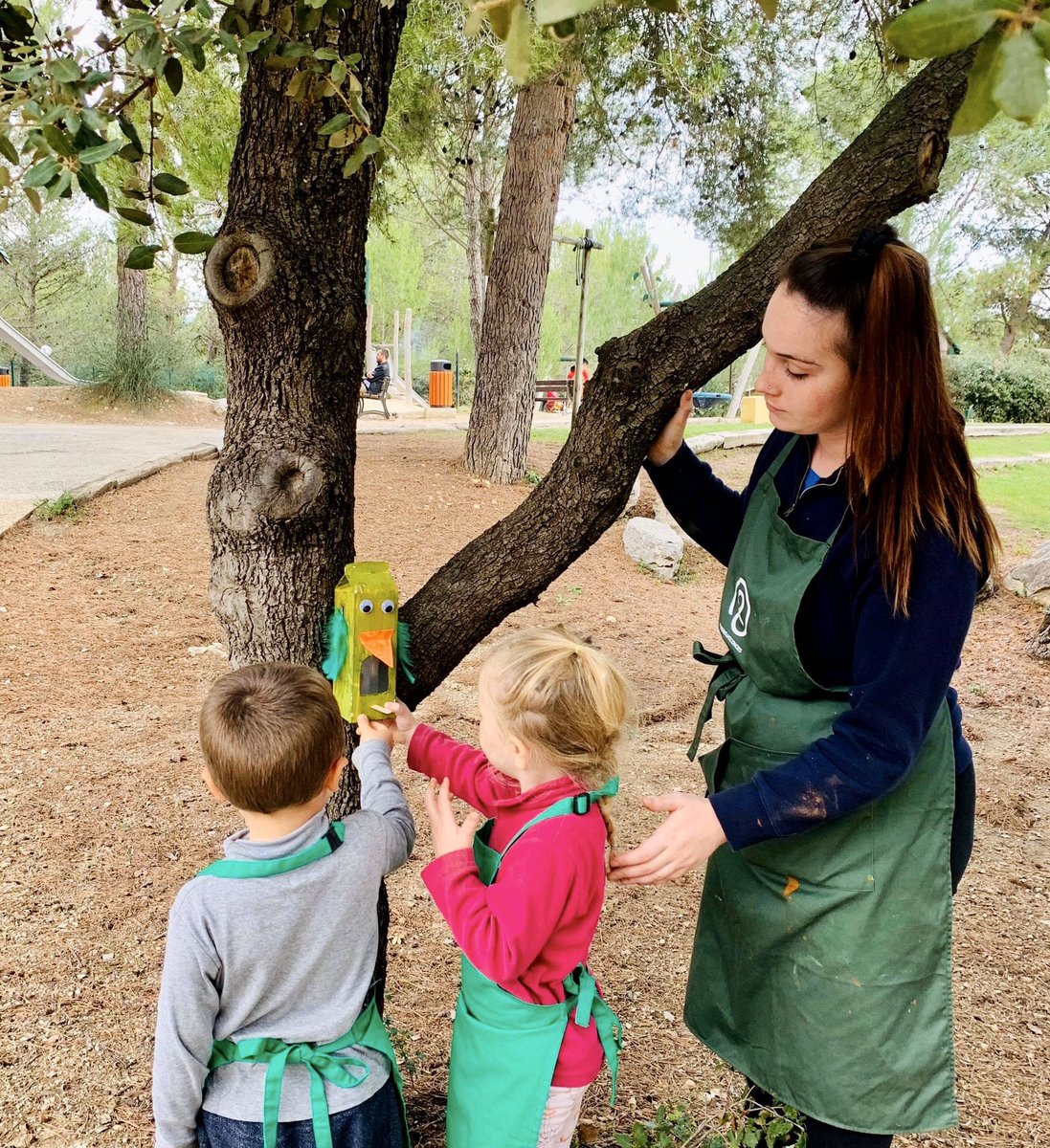 Ce matin, avec leur animatrice, les Mini Jardiniers 👩‍🌾👨‍🌾 , ont pu être initié au recyclage avec la confection de mangeoires à oiseaux avec leur brique de jus de fruit Cidou. #PierreEtVacances #Cidou #Bio #CréateursDeSouvenirs