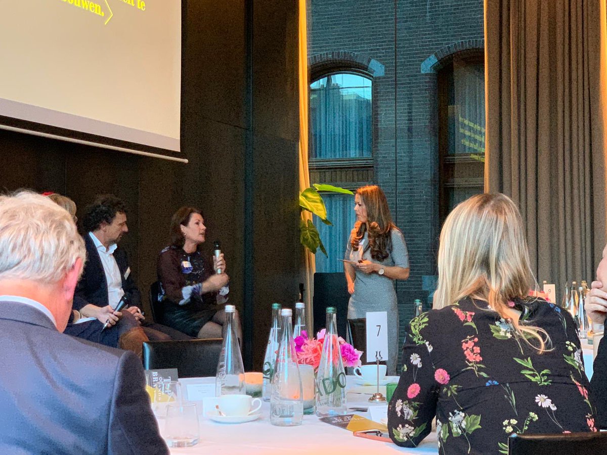 AnnetteRvB's tweet image. Wat een top dag gister @TopoftheBrands by Templafy. Mooie kennisoverdracht met 100 vakgenoten. Leerzame presentaties van #Roel en #CeesvanRiel. Samen mocht ik  met MarcvEck en DanielleNavas de dag afsluiten met een paneldiscussie aan de hand van  5 merkgerelateerde stellingen.