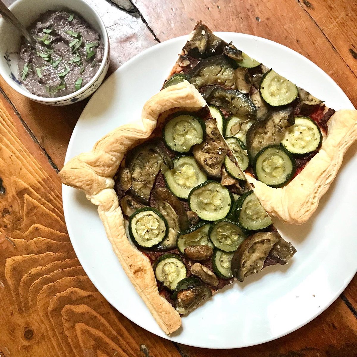 HAPPY #WorldVeganDay 🌱 to celebrate I’m sharing a recipe using one of my all time fave #accidentallyvegan staples - puff pastry sheets 👩‍🍳 Find my recipe for this simple &amp; delicious Mediterranean vegetable tapenade tart @ spaghetti-for-breakfast.com/mediterranean-…