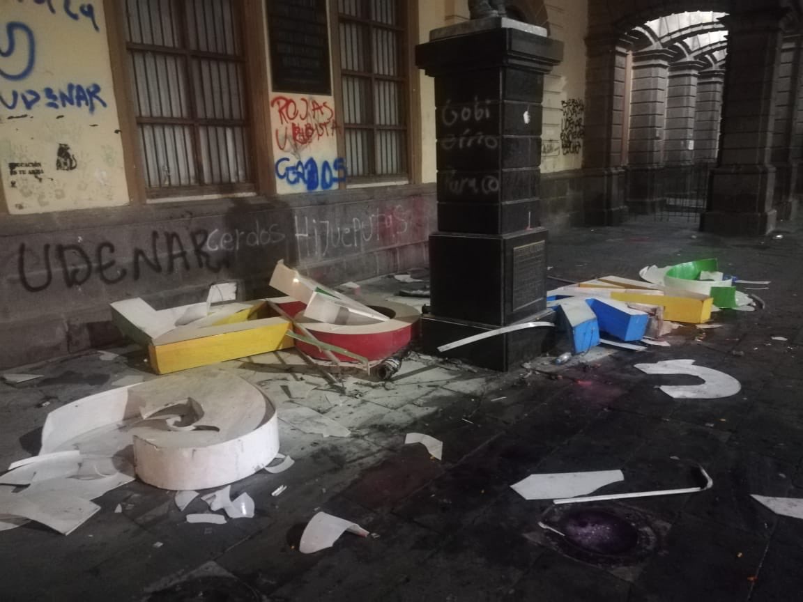 CamiloRomero's tweet photo. Mientras las causas justas y los reclamos sentidos no encuentren el respaldo de las mayorías nacionales, jamás podrán ser una realidad.

Y la única manera es con contundencia y pacifismo. La violencia impide todo cambio.

Por esto rechazo actos violentos de ayer en Pasto, así no! https://t.co/C7lqiLgV1y