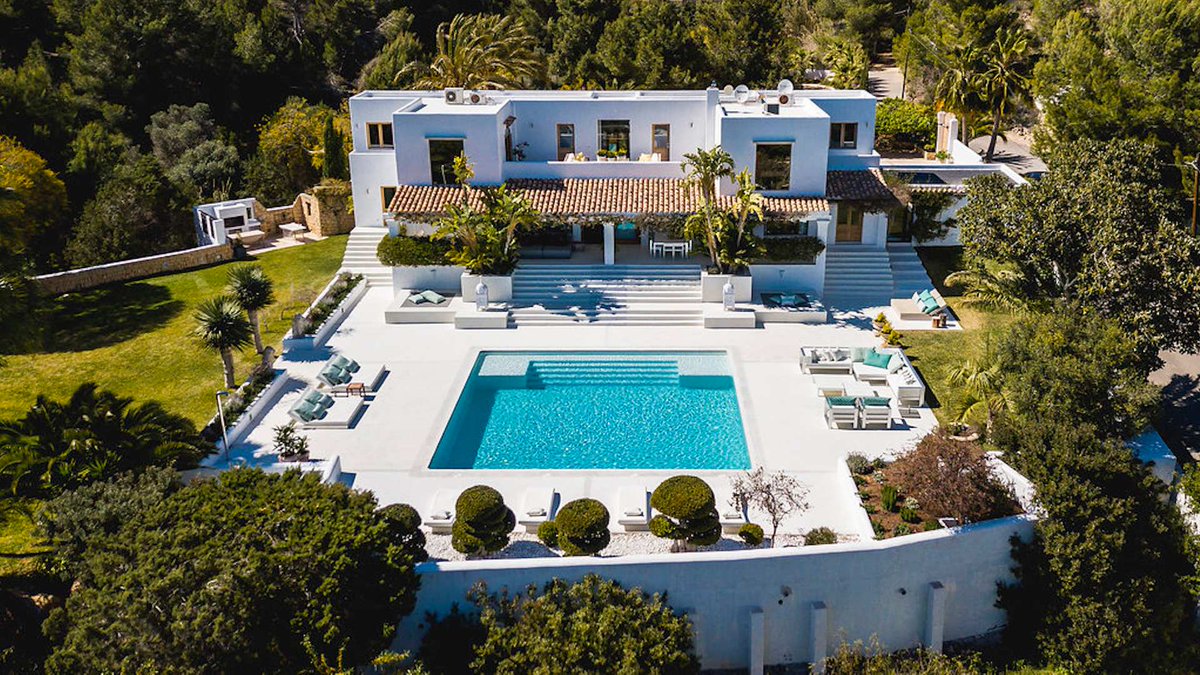 If the views don’t wow you, the fabulous pool will! 
Villa Zafiro is an impressive Ibizan holiday home with jaw-dropping views. #ibiza #holiday2020 #luxuryvillas bit.ly/2N3Q34q