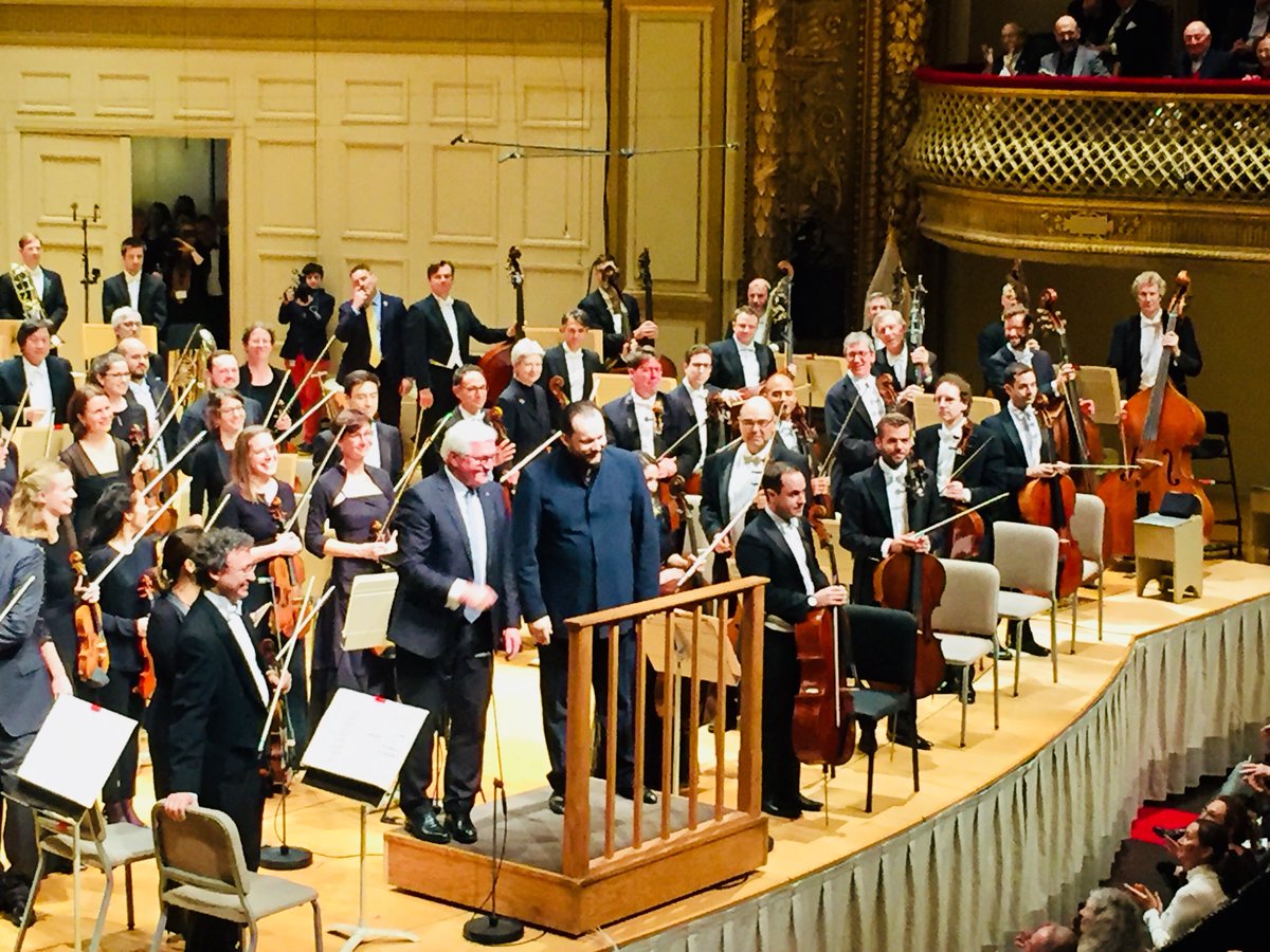 ManuelBrug's tweet photo. Historical merge #BSOGHO @BostonSymphony @Gewandhaus took place in #Boston! @andris_nelsons did great conductor job. With #Bundespraesident #FrankWalterSteinmeier talking about good relationships between 🇺🇸 and 🇩🇪 in the past..., than music, 🥨 & 🍻 and 🎃 Halloween 👻 party 🎉 https://t.co/getp371GAg