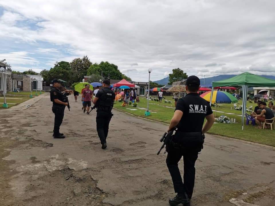 pnp_pro3's tweet photo. NGAYONG UNDAS SISIGURADUHIN NAMING KAYO AY LIGTAS!
#TeamPRO3PaggunitaSaUndas2019
#LigtasUndas2019
#TeamPRO3
#Undas2019 https://t.co/4fPXNpESrD