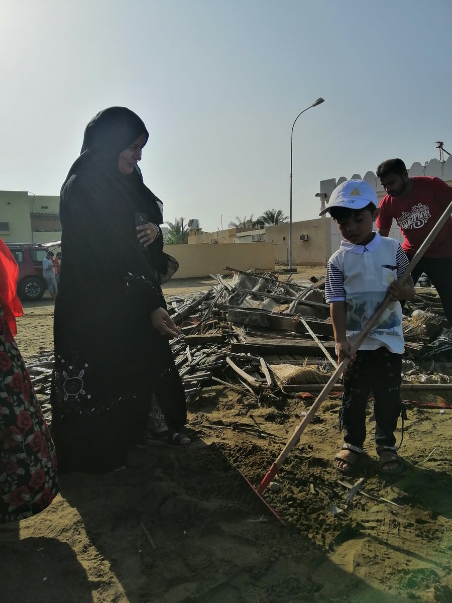 سعادة الدكتورة فضيله تشارك الأهالي تنظيف شاطئ مجيس من آثار إعصار كيار الغير مباشره تحت شعار  " مجيس أجمل "