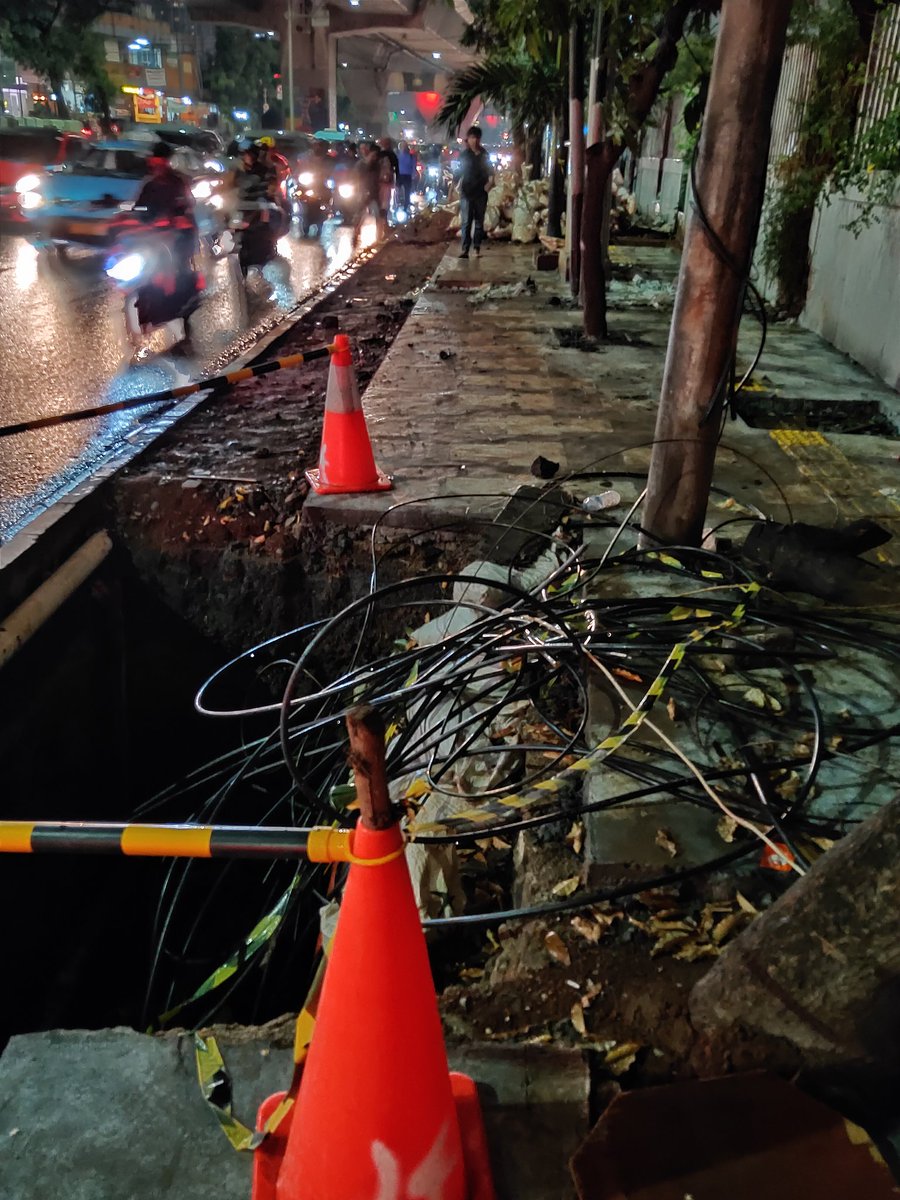 yoeskenawas's tweet photo. Ini yg ngerjain proyek trotoar sepanjang dokter Satrio mau ngebunuh orang apa? Kalau ada kerjaan proyek begini ya tolong disediakan juga jalur sementara pejalan kaki yg layak. Jangan dibongkar semua blas. Tp pasti bukan salah Gabener dan teman2nya. https://t.co/CDy3dZztum