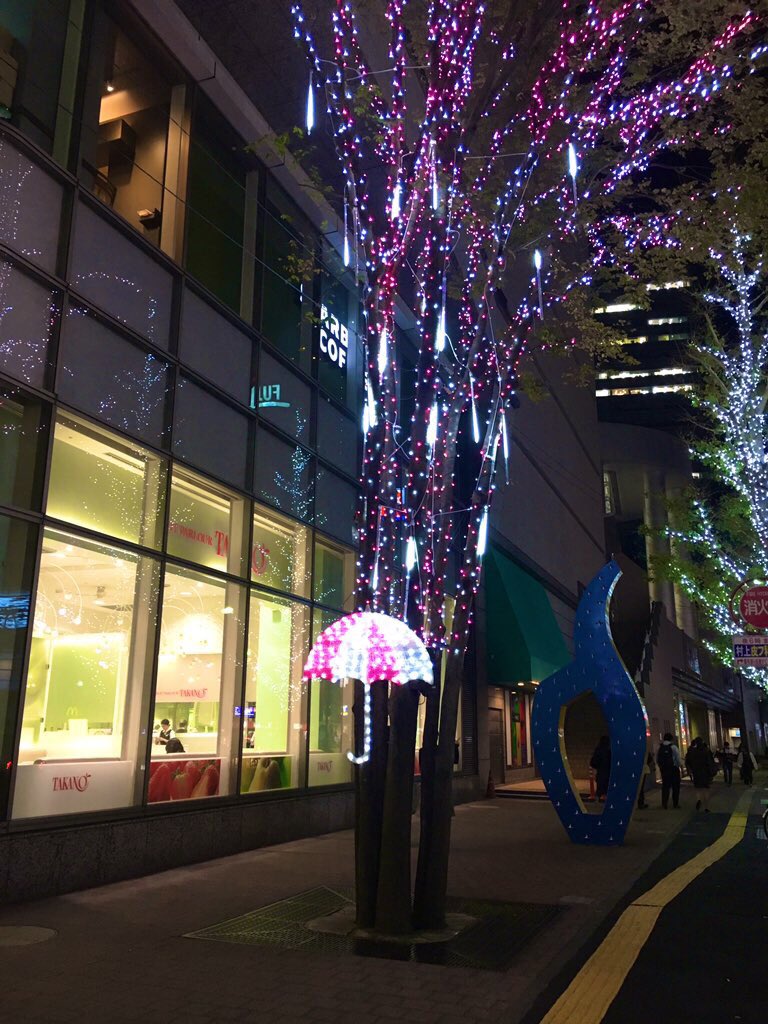 京急百貨店 公式 ゆめおおおか イルミネーション19 点灯式も終わり年1月5日 日 までライトアップ 本年は傘のフォトスポットが出現 Sns映えにもおすすめです 友達やご家族 大切な人と一緒にぜひ ˆoˆ 京急百貨店 イルミネーション
