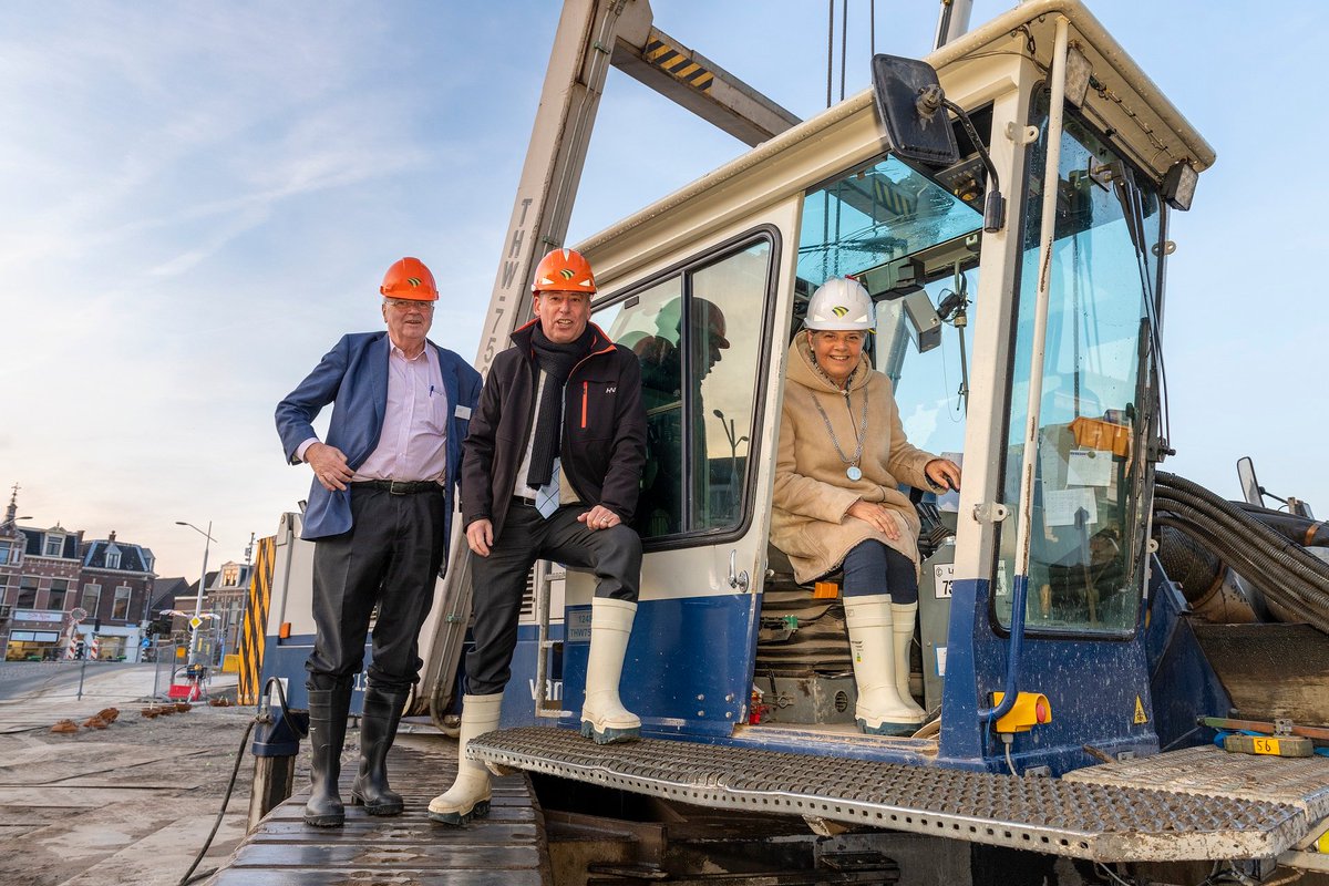 De bouw van Huis van Delft is gestart - en dat moet worden gevierd! 🎉 Burgemeester van Bijsterveldt, initiatiefnemer Chris Oomen en Tim van der Hagen van de TU sloegen gisteren een gezamenlijke 'eerste paal' van dit bijzondere gebouw 🏗  bit.ly/2C0XH9c