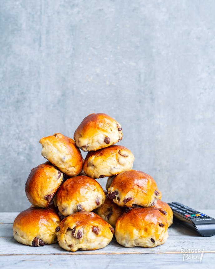 rutgerbakt's tweet photo. Deze heerlijke rozijnenbolletjes uit 't Verrukkelijke kinderbakboek staan vandaag online! Met verhaaltje van Mark Haayema en illustraties van Emanuel Wiemans!

https://t.co/Z1kvFTPem4 https://t.co/5Ta2dKoV9R
