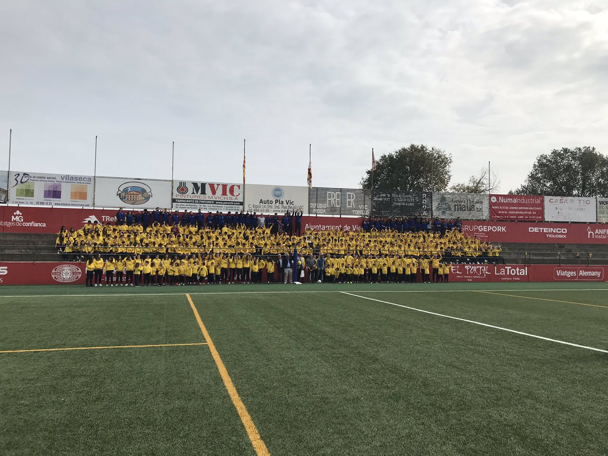 VicRiuprimer's tweet photo. #Presentacióequips 2019/2020
Moltes Gràcies a tots els Jugadors, entrenadors/es coordinadors pares mares, avis, avies, familiars i autoritats per fer-ho possible!
#EntretotsfemClub
#SomhiVicRiuprimerREFO 🔴⚪️ #Futbolcat #futbolbase #futfem #Orgullasa #VicActivat #Osona https://t.co/dAoCL8k4ue