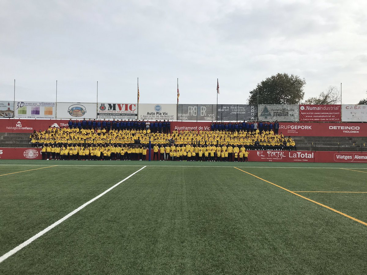VicRiuprimer's tweet photo. #Presentacióequips 2019/2020
Moltes Gràcies a tots els Jugadors, entrenadors/es coordinadors pares mares, avis, avies, familiars i autoritats per fer-ho possible!
#EntretotsfemClub
#SomhiVicRiuprimerREFO 🔴⚪️ #Futbolcat #futbolbase #futfem #Orgullasa #VicActivat #Osona https://t.co/dAoCL8k4ue