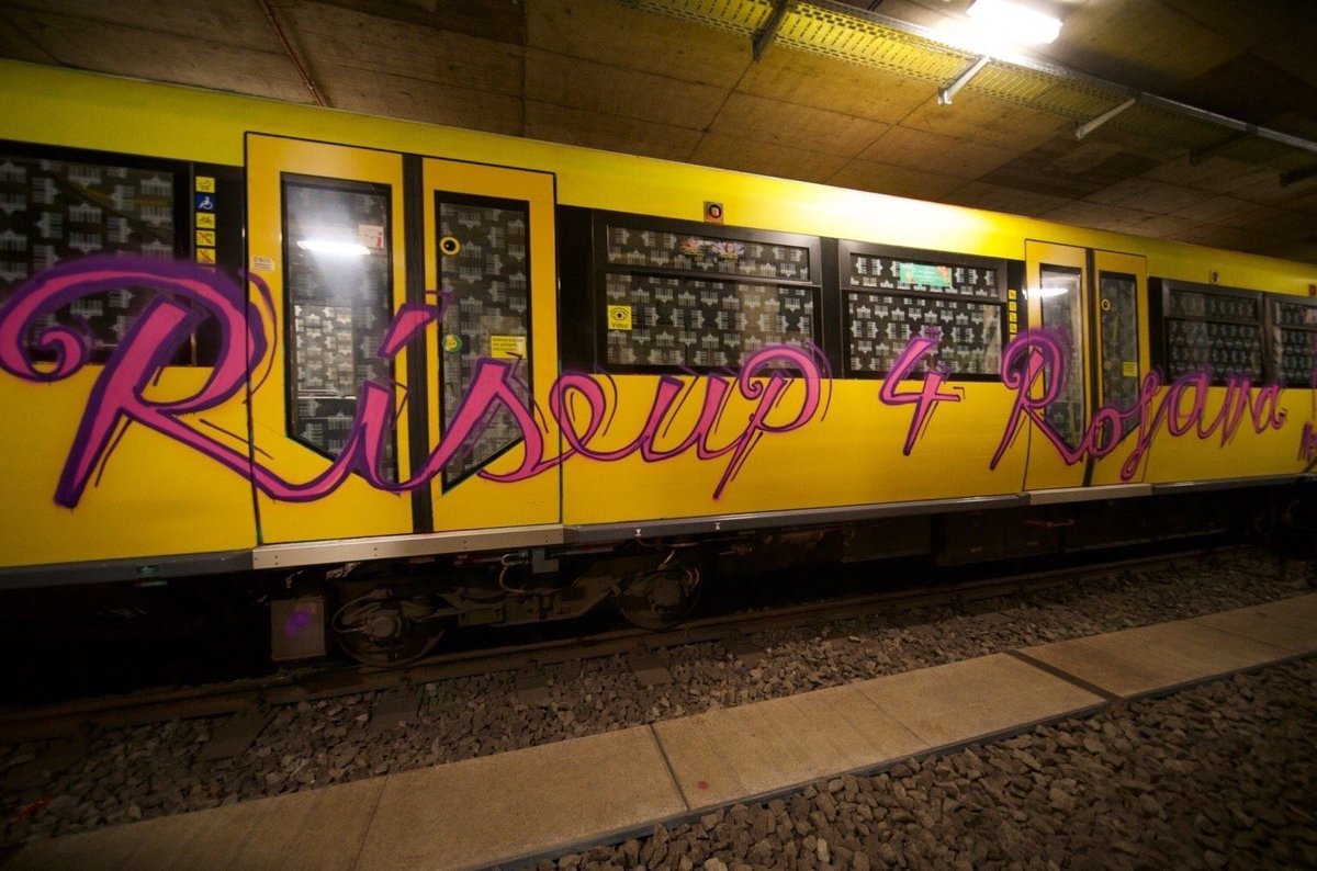 r4r_China's tweet image. 艺术反抗战争!
(记录于德国柏林)

#riseup4rojava 
#WomenDefendRojava
#graffiti4rojava