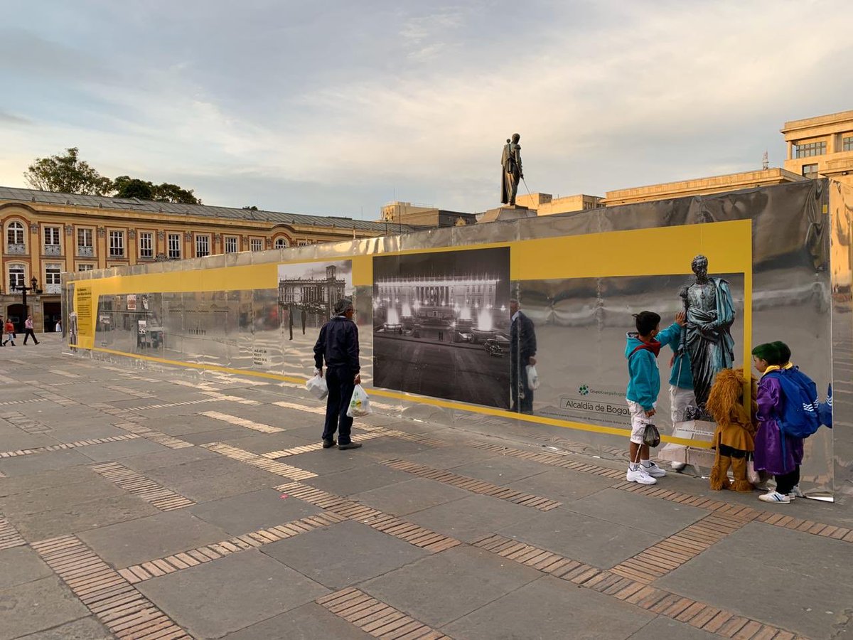 EnriquePenalosa's tweet photo. Ya iniciamos el proyecto de iluminación integral de la Plaza de Bolívar, el espacio más representativo de los colombianos, con ocasión del Bicentenario. Comenzamos por el monumento al Libertador, a oscuras desde hace décadas, con sistemas eficientes y ahorradores. https://t.co/wIykDy5sBO