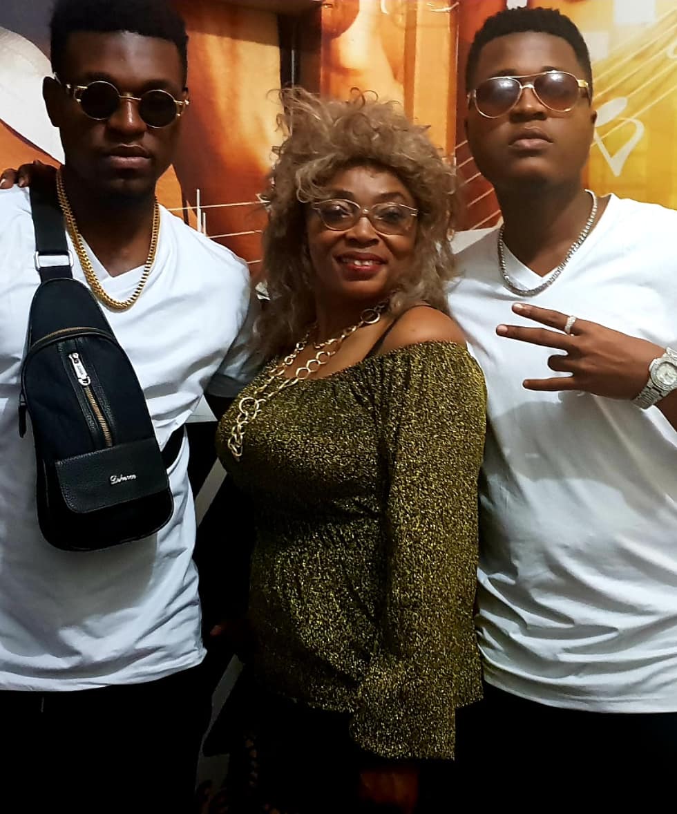 FreshStyle237's tweet image. Yo la #team_fresh 
Vivez en images notre passage sur la #ellfm radio 😎😎😎😎