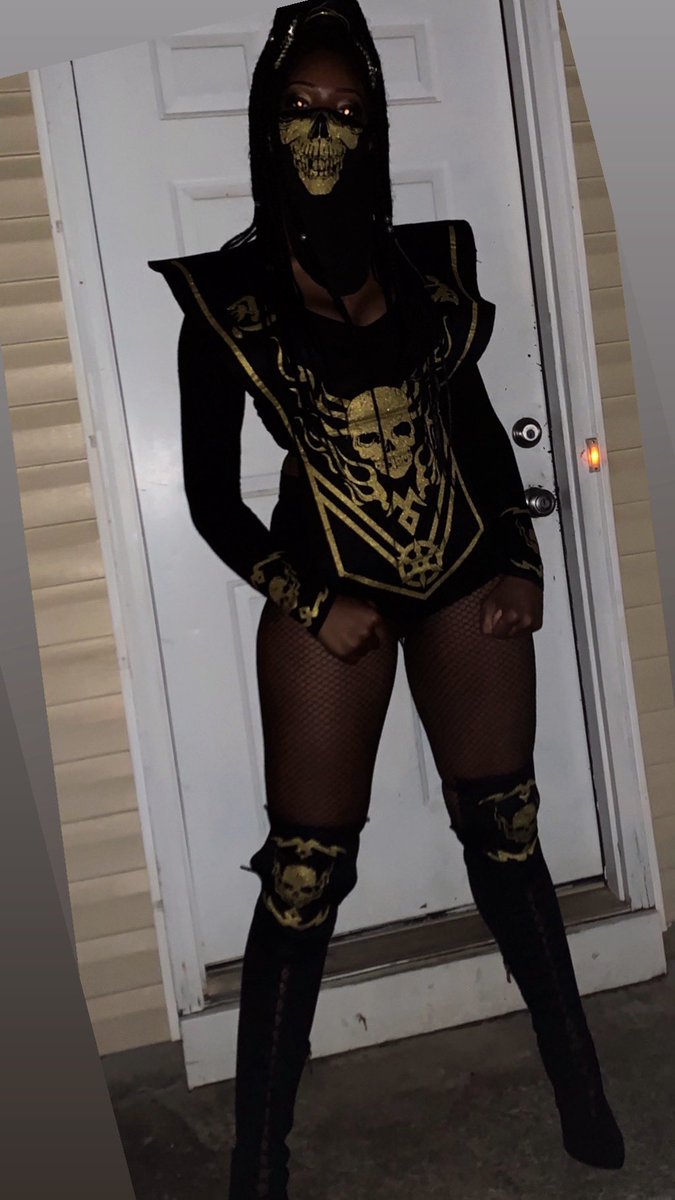 khayfree_tv's tweet photo. Finished him already so there’s no need to! 🤷🏽♀️🏴☠️😜⚔️ #HappyHallowen #hottieweenparty #MeganTheeStallion #finishhim #alreadydid #tallgang #amazonlove #sideview #ass https://t.co/Ftz7egj6Ca