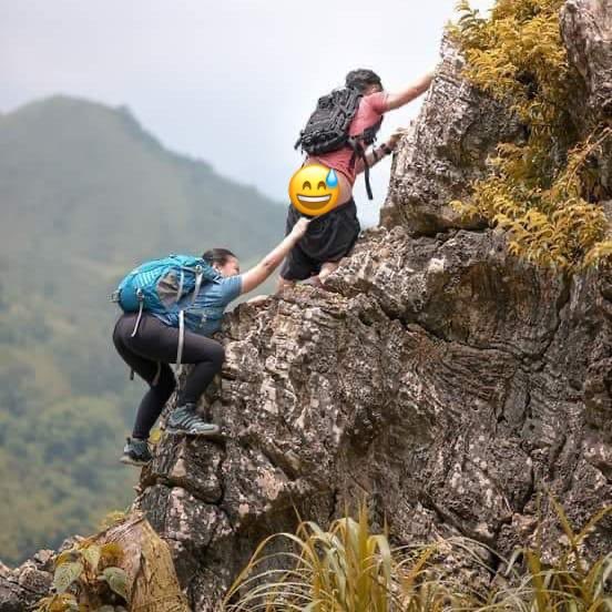 EscuelaSdM's tweet image. Este domingo en el #CMTL evitaremos que el cielo caiga sobre nuestras cabezas (educación para la sostenibilidad) y aprenderemos a reducir los riesgos en nuestras escapadas por la Galia (planificación y gestión del riesgo en salidas al medio natural). 
¡No te lo puedes perder!