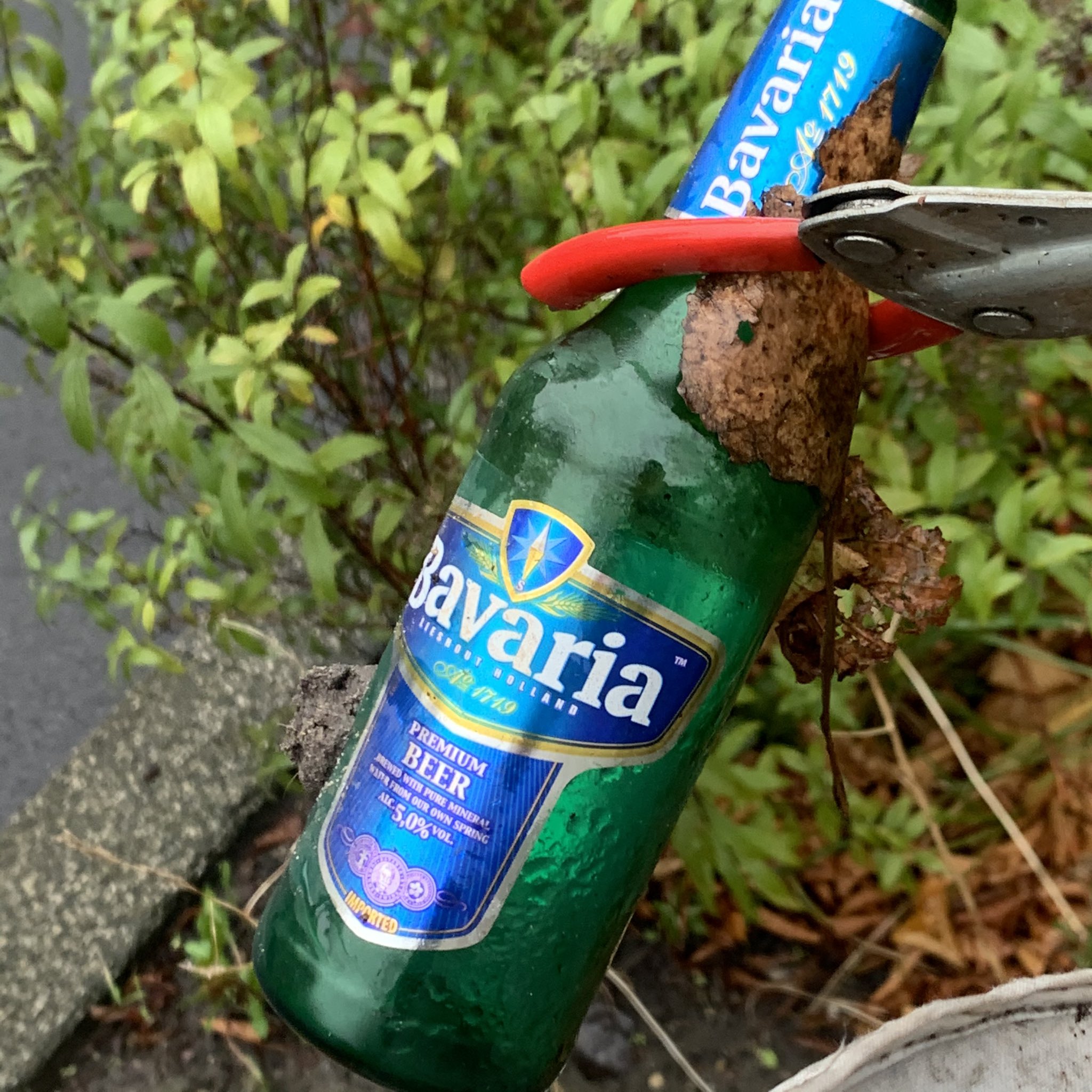 pauze tempo Charles Keasing Zwerfinator on Twitter: "Een plastic bierflesje van @Bavaria. Mooie manier  om onder #statiegeld uit te komen, want die vallen niet onder de plannen  voor statiegeld op plastic flesjes van @SvVeldhoven en ook