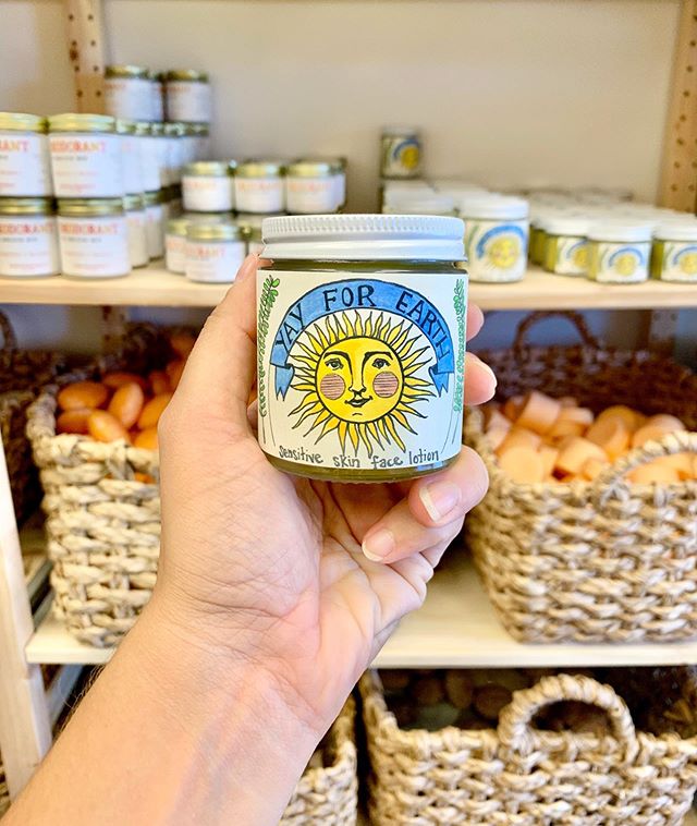 ZeroWasteStore's tweet image. The perfect moisturizer to save you from those dry winter days! Handmade with 100% sustainable ingredients, our #YayForEarth all-purpose lotion will have your skin feeling hydrated, soft, and balanced. With only four…

📸 instagram.com/p/B4U9PWVH8Zc/ via tweet.photo