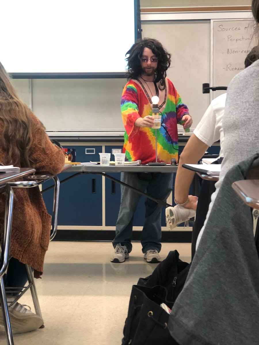 SJUGEPScience's tweet photo. @saintjosephs students learning about electricity and energy on Halloween in Env Science lab! https://t.co/rtFJadYHIe