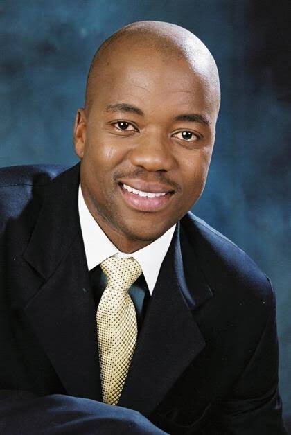 QueenOfMakeUpSA's tweet photo. Spent every Sunday for 5 years with you shooting #Asikhulume Rest in eternal journalism power my friend#RIPXolaniGwala https://t.co/BkBlfmOYKk