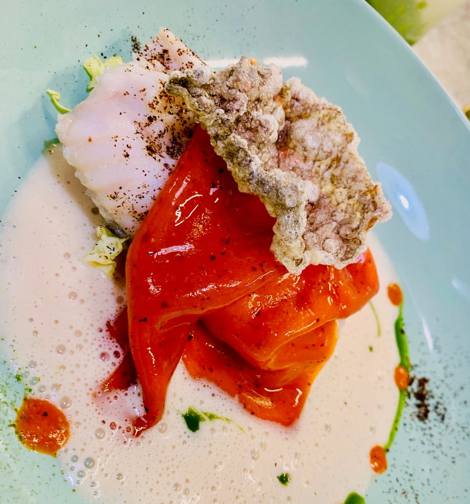 è autunno tempo di baccalà, dal 2006  noi lo proponiamo cosi, e ogni anno si cerca la sua perfezione nel gusto
"Baccalà di Fresca Salatura con Cips di Pelle, pellicola di Peperone Grigliato e Latte di Baccalà, Alloro.
godigodi
.