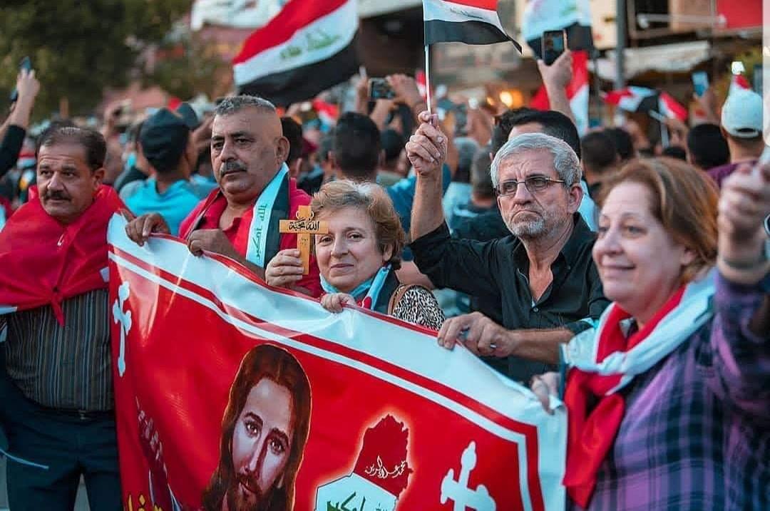 أعرف مسيحيين توجهوا من الموصل لبغداد واخذوا تبرعات ولحد الآن هما بساحة التحرير ، المسيحيين أيضاً تضرروا وكثير منهم تهجروا خارج #العراق ، كلهم اليوم خلف المتظاهرين وشعارهم #نريد_وطن
