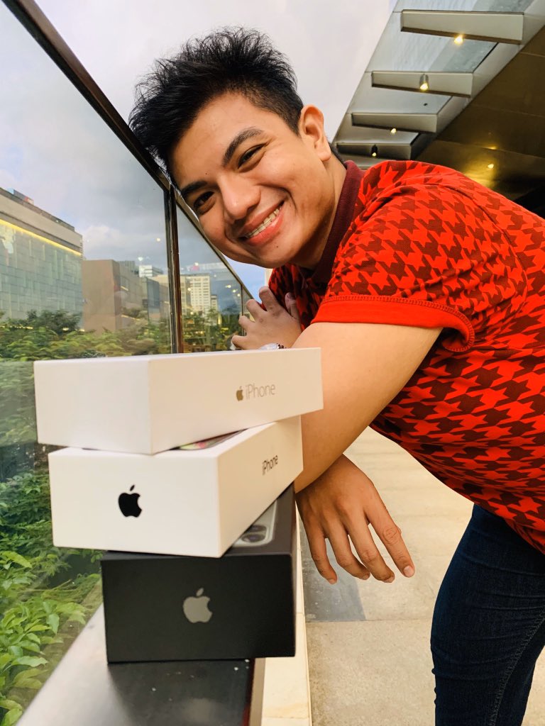 alagangpalma's tweet photo. "3 personal iphones will be given away"
1st:
comment "HAPPY BIRTHDAY DAVID PALMA" and your full name
2nd: 
FOLLOW, RETWEET and answer "What is your best wish for me?" put "HAPPY BIRTHDAY DAVID PALMA" on your answer
this is not a joke! grand draw will be on my birthday: NOVEMBER 3 https://t.co/BjgTYlvH1c