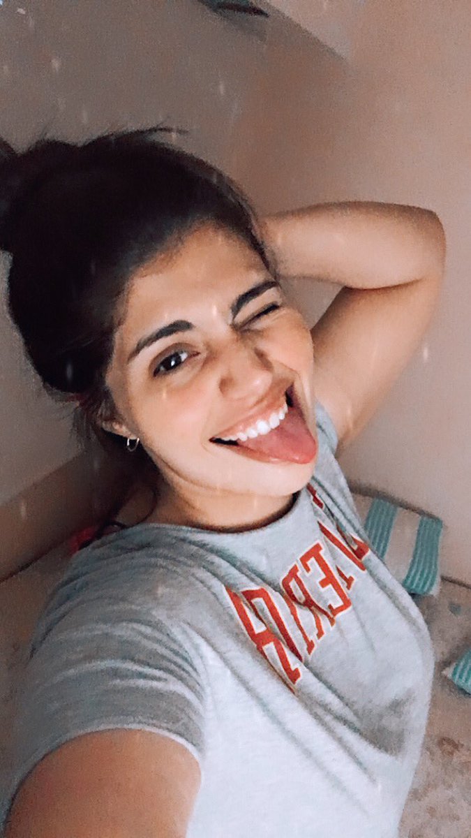 Florzamo's tweet photo. Me levanto con una sonrisa porque es viernes nomas 😜 https://t.co/QGBvoYHzB1