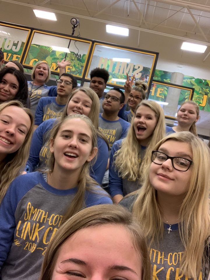 SC_LinkCrew's tweet photo. Always a FUN time with this crew! #grouppictureday https://t.co/WA1j0RBF9x