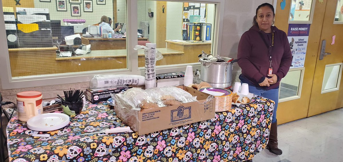 DulceLChavez's tweet photo. Sooo cold outside, but very warm inside @ElementaryMcbee. Our moms did a wonderful job with the altar for Día de Muertos and here mom @mina_2586 sharing some hot chocolate and pan dulce as a tradition for this Mexican holiday. 💀☕️🎉 https://t.co/m5WA3VAyxV