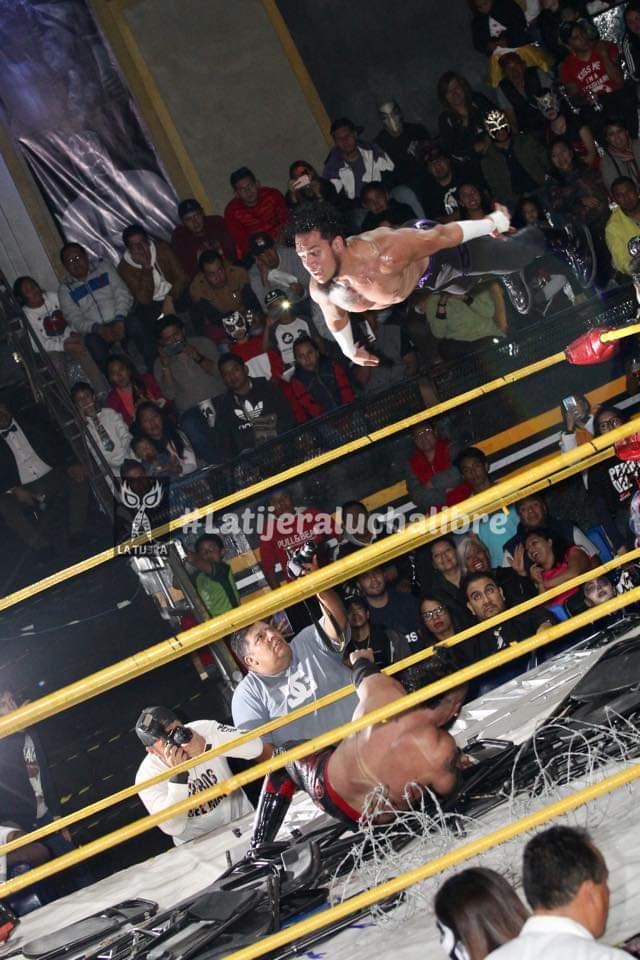 LaTijeraLucha's tweet image. En lucha de sillas,mesas, escaleras y lámparas el triunfo es para #DemonioInfernal &amp;amp; #Ludark ante #FlyStar &amp;amp; #LadyFlamer y la pareja #LunatikExtreme &amp;amp; #DiosaQuetzal en la #ArenaNaucalpan, el público asistente premia a los 9 gladiadores de #PALL #CastillodelTerror2019
#latijera