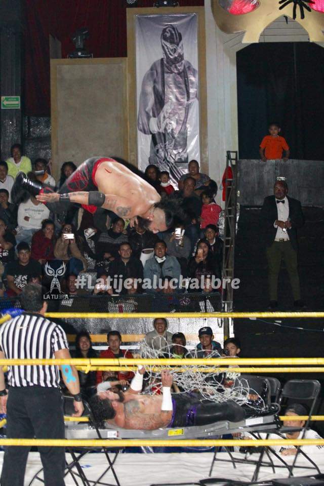 LaTijeraLucha's tweet image. En lucha de sillas,mesas, escaleras y lámparas el triunfo es para #DemonioInfernal &amp;amp; #Ludark ante #FlyStar &amp;amp; #LadyFlamer y la pareja #LunatikExtreme &amp;amp; #DiosaQuetzal en la #ArenaNaucalpan, el público asistente premia a los 9 gladiadores de #PALL #CastillodelTerror2019
#latijera
