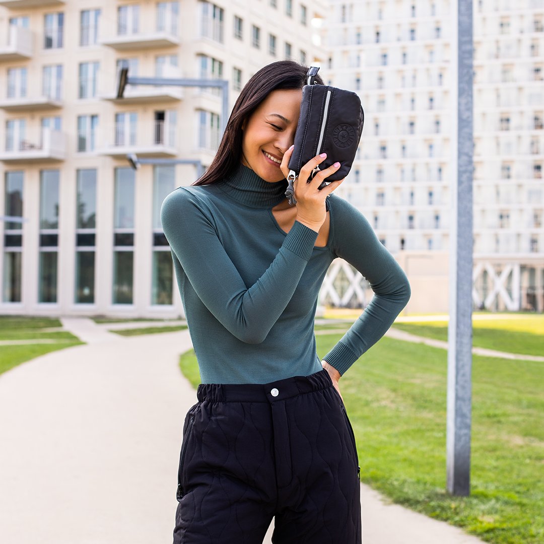 KiplingGlobal's tweet image. Compact yet roomy enough to carry your most essential items. The bumbag-crossbody bag from the Puff Draw collection is a must for a busy schedule #kiplinglivelight bit.ly/2WkesFW