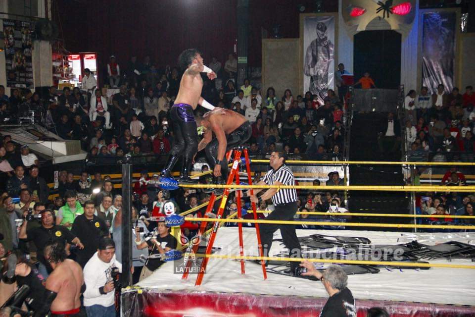 LaTijeraLucha's tweet image. En lucha de sillas,mesas, escaleras y lámparas el triunfo es para #DemonioInfernal &amp;amp; #Ludark ante #FlyStar &amp;amp; #LadyFlamer y la pareja #LunatikExtreme &amp;amp; #DiosaQuetzal en la #ArenaNaucalpan, el público asistente premia a los 9 gladiadores de #PALL #CastillodelTerror2019
#latijera
