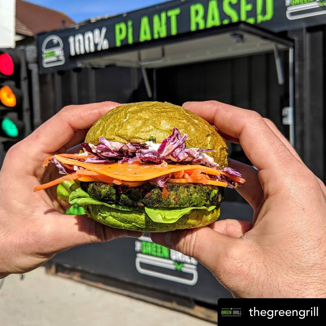 Happy #worldveganday - #repost one of our favourite plant based street food ✌🏼 @thegreengrill 😁
.
.
.
#veganday #vegan #veganfood #veganstreetfood #plantbased #streetfood #streetfoodapp #streetfoodvendor #streetfoodlondon #streetfoodmarket #londonmarkets #londonstreetfood #veg