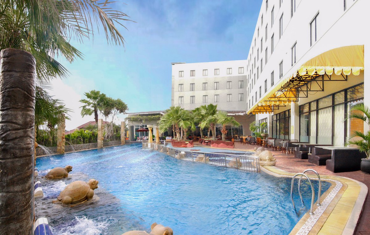 hermesaceh's tweet image. Swimming Pool Pop Art; diam di rumah juga bosan, ingin menikmati suasana baru dan menghapus kebosanan setelah lelah bekerja, anda dapat mencoba berenang bersama keluarga dan teman anda di Swimming Pool Hermes Palace Hotel, kolam renang ini dirancang untuk dewasa dan anak anak