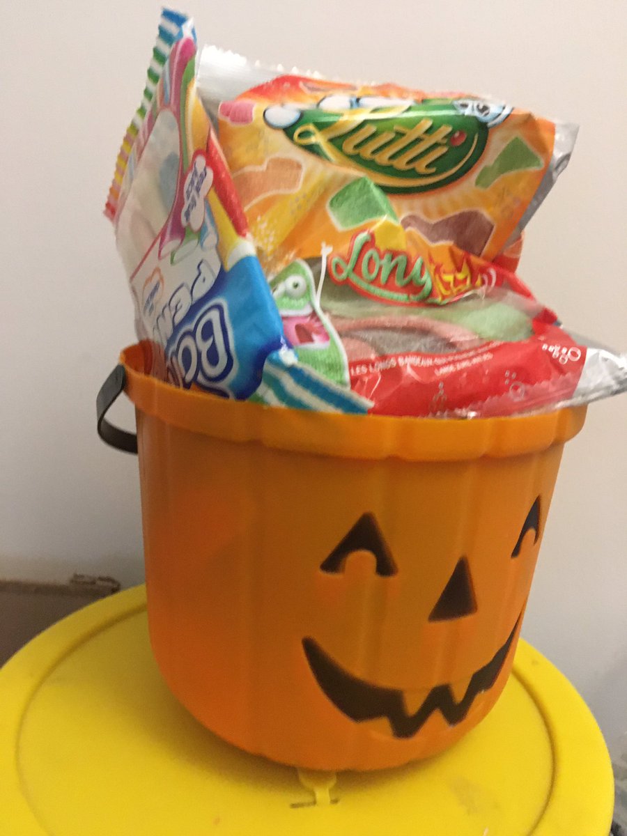 zuteuse's tweet photo. L’avantage de l’ascenseur en panne le soir d’ Halloween quand tu vis au 6 eme étage, Ton stock de bonbons à distribuer est full intact 😑@dubocbruno @LeBousculeur @MonHLM @danydrevet @jule7518 @CDC_Habitat #efidis @HlmMonAmour @UnionHlm @geometre18 @cbrossel #logementsocial #zut https://t.co/0ZLe48SOSM