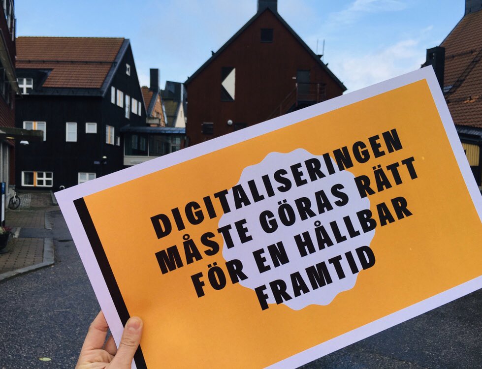 Digiforskarna's tweet photo. PĂ„ en dragning som @lisasallvin & jag höll sĂ„ tog jag ett annat grepp Ă€n vanlig #powerpoint och tryckte upp slides pĂ„ papperđ€ Inte rocket Science, men sĂ„nt som vĂ€cker Ă„skĂ„darens intresse; att gĂ„ ifrĂ„n det vanliga, kliva ur boxen och göra nĂ„t ovĂ€ntatđđ #scikom #digitalisering https://t.co/toYMuRejlR