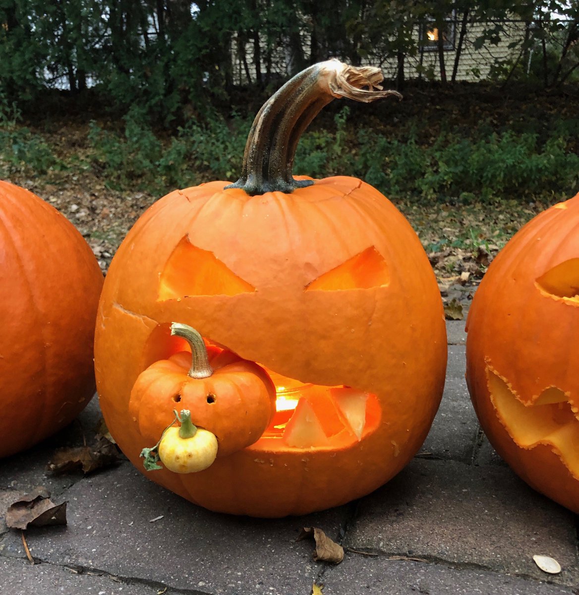 QiQian4's tweet photo. Jane carved this one: Happy Halloween 🎃 to all friends. https://t.co/K3KtaUOXcB
