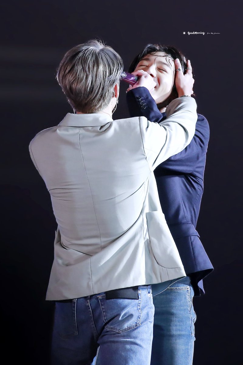 goodmorning1013's tweet photo. 191027 SYS Final in SEOUL 
다정하다 다정해🤣🤣
#JIMIN #지민 #침침 #하튜 #BTS #방탄소년단 @BTS_twt https://t.co/XCx2YZVCaz