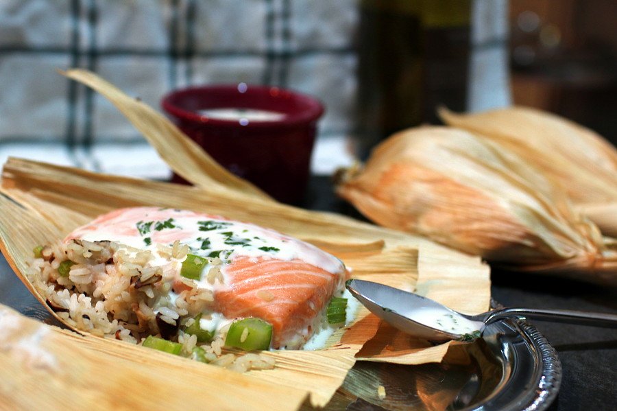 VerlassoSalmon's tweet photo. How are you celebrating #DíadeLosMuertos?
Before bringing out the Pan de Muerto, serve #Mexican #Salmon in #CornHusks! Though most think of tamales when using husks, they actually make a great packet for many types of foods.
Tap ➡️ https://t.co/6kosAeBYmI for the #recipe! https://t.co/2jVFuaO5MV