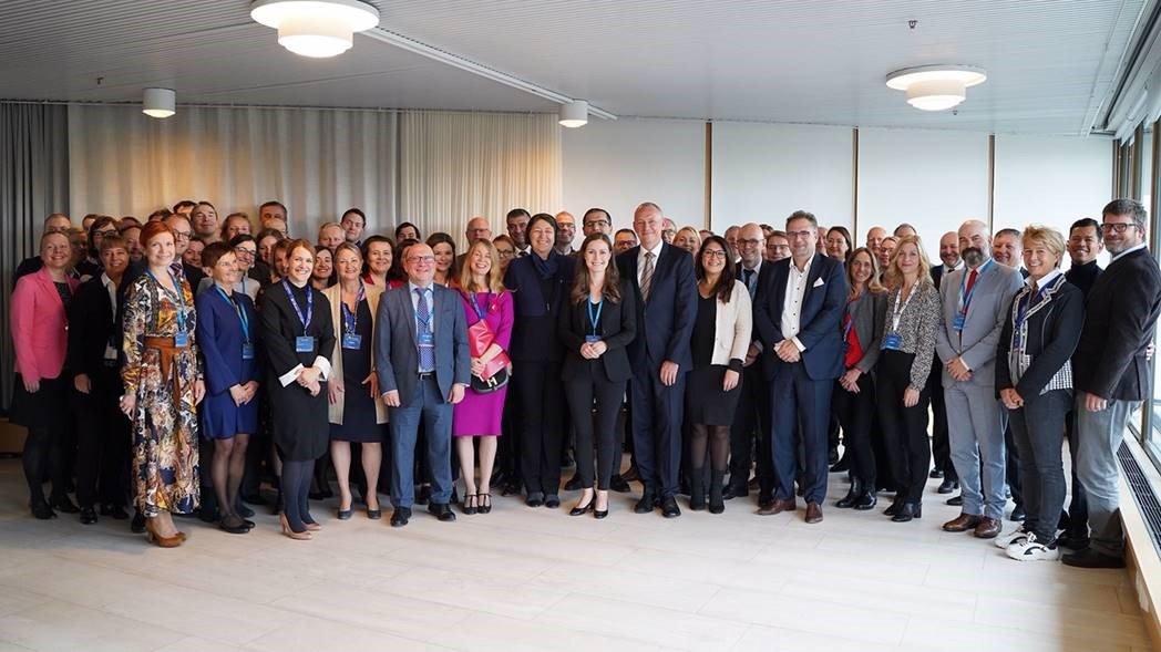 KNV's tweet photo. "Vanuit een #MaaS-perspectief is een lege stoel een verspild middel dat efficienter zou kunnen worden gebruikt", aldus de Finse Minister van Vervoer en Communicatie. Lees hier een terugblik op de Europese #MaaSummit #DigitalTransportDays https://t.co/rWgTcNQCpa https://t.co/fVK4u5dqqq