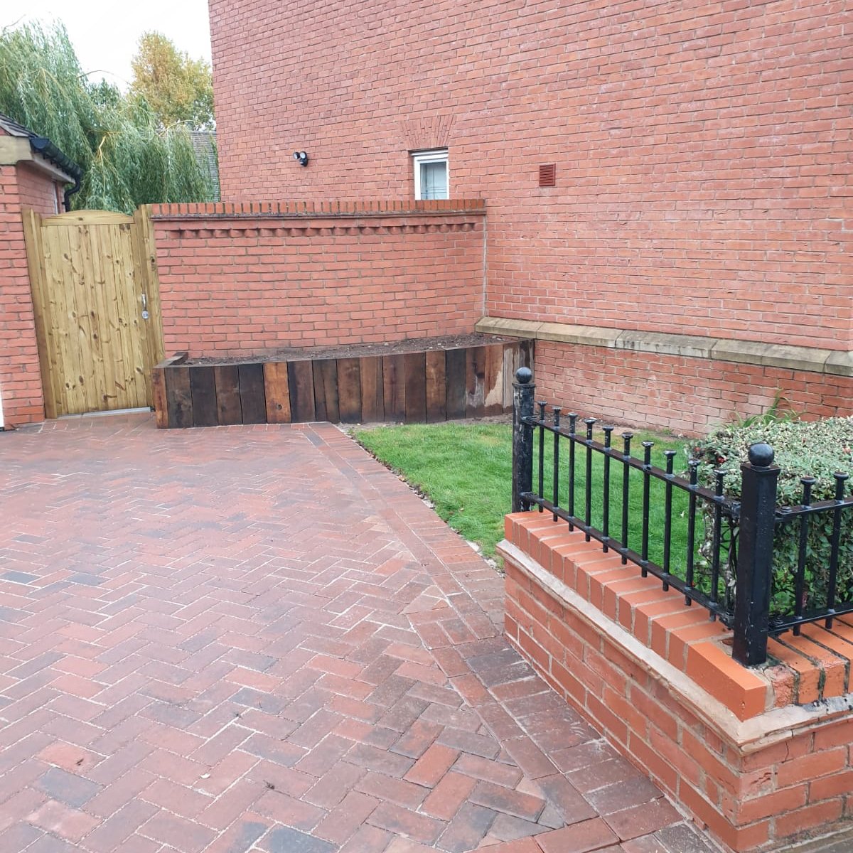 Rothley_Bespoke's tweet photo. Gorgeous garden gates and landscaping done by the RB team! For your free no obligation quote contact us today on 01509649142! https://t.co/l6mPiKuF3N