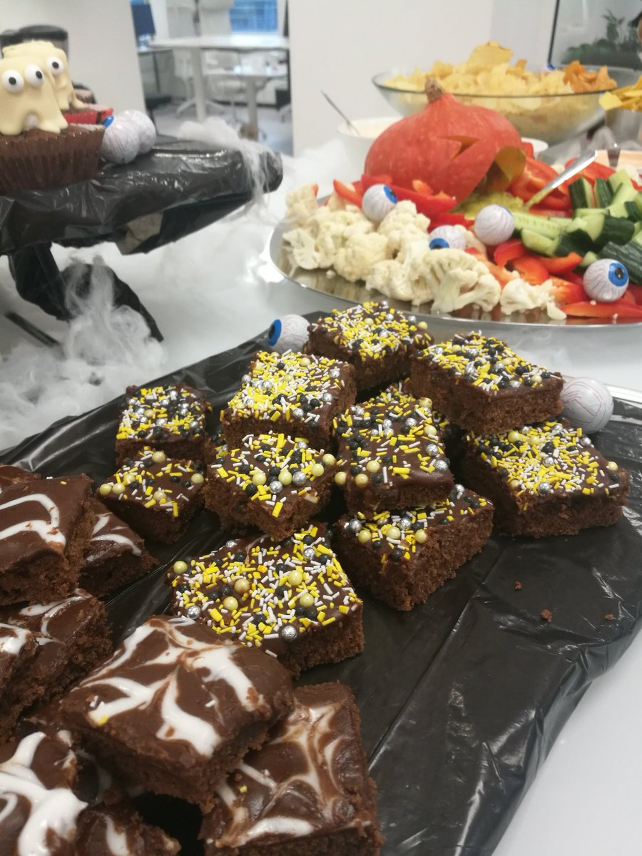 Pelkoa ja inhoa toimistolla 😱🕷 Halloween hyytävien kämppisten kanssa 🎃 <a href="/cloudriven/">Cloudriven</a>