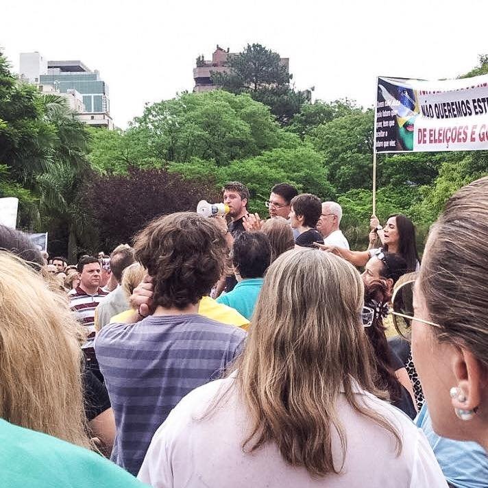 curtaramiro's tweet image. Em 01/11/14, 400 pessoas se reuniram no Parcão e deram início ao maior movimento popular de nossa história: o #ForaDilma. Foi o embrião do @MBLivre no RS e das organizações de todas as manifestações seguintes. Mudamos o rumo do país; e voltaremos às ruas sempre que for preciso.