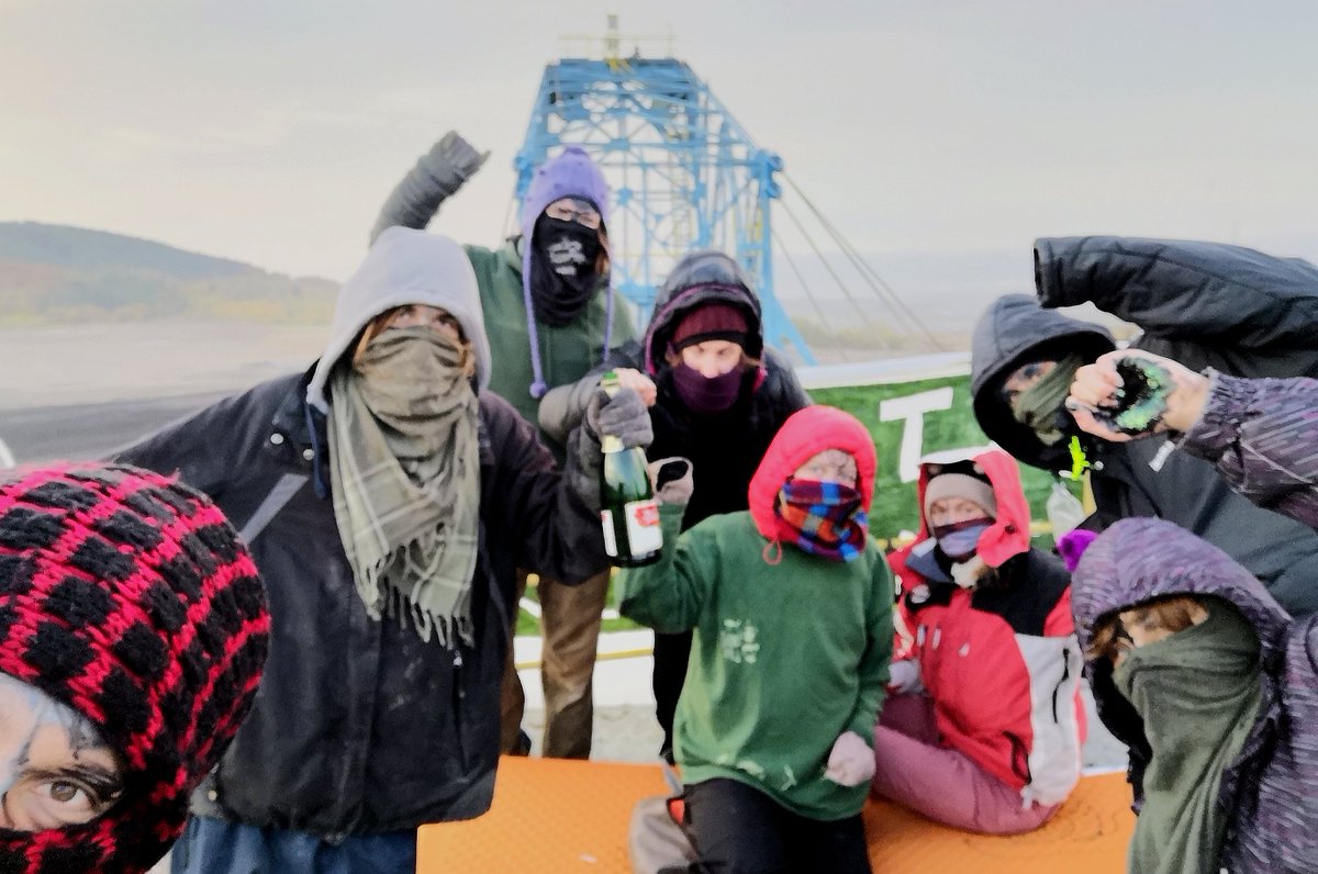 AgainstCoal's tweet photo. Jsme dole jsme venku z policejní stanice. Moc děkujeme za obrovskou podporu. Naše akce skončila, ale boj za klimatickou spravedlnost pokračuje! https://t.co/eeirNypRAd