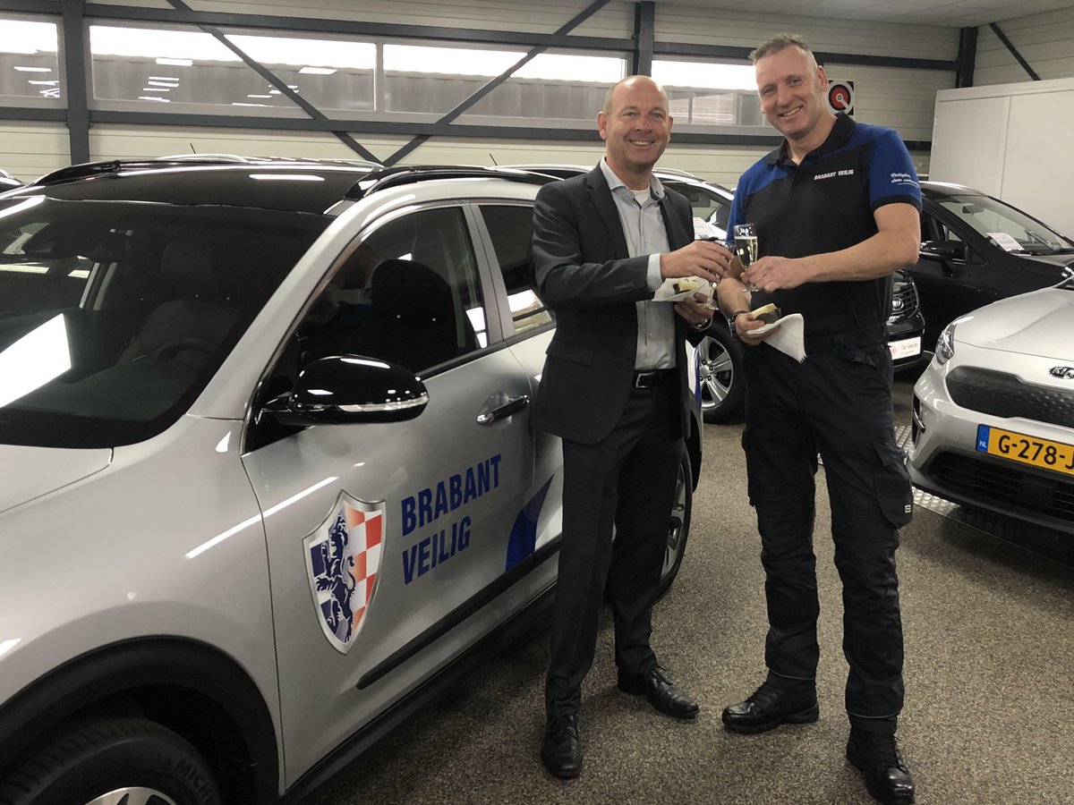 brabant_veilig's tweet photo. De tijd waarin we nu leven vraagt om milieubewuster ♻️ ondernemen. Dus met trots presenteren we jullie vandaag onze nieuwe 💯% elektrische auto’s, de KIA E-Nero. Vertel eens… wat vind jij van onze nieuwe  auto’s? #geruisloos #alarmopvolging #patrouilleindewijkg #veiligheid https://t.co/QLcxKEzji5