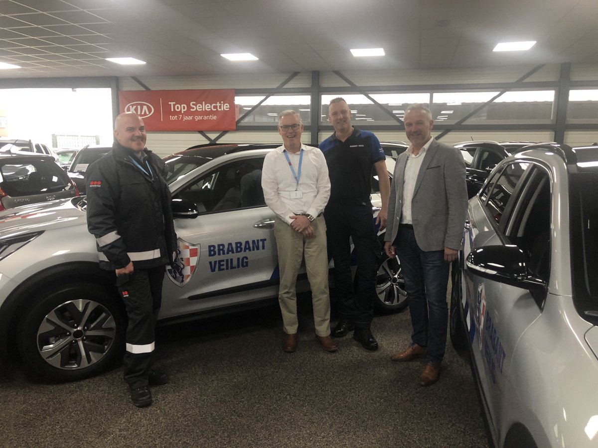 brabant_veilig's tweet photo. De tijd waarin we nu leven vraagt om milieubewuster ♻️ ondernemen. Dus met trots presenteren we jullie vandaag onze nieuwe 💯% elektrische auto’s, de KIA E-Nero. Vertel eens… wat vind jij van onze nieuwe  auto’s? #geruisloos #alarmopvolging #patrouilleindewijkg #veiligheid https://t.co/QLcxKEzji5